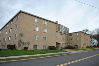 1867 N Taylor Rd in Cleveland, OH - Foto de edificio - Building Photo