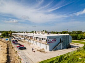13381-13415 Memorial Hwy in Miami, FL - Building Photo