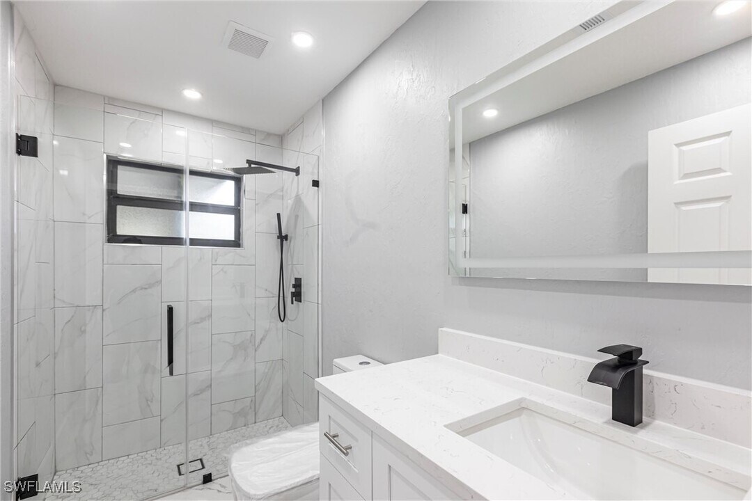 242 Ground Dove Cir SE in Lehigh Acres, FL - Building Photo