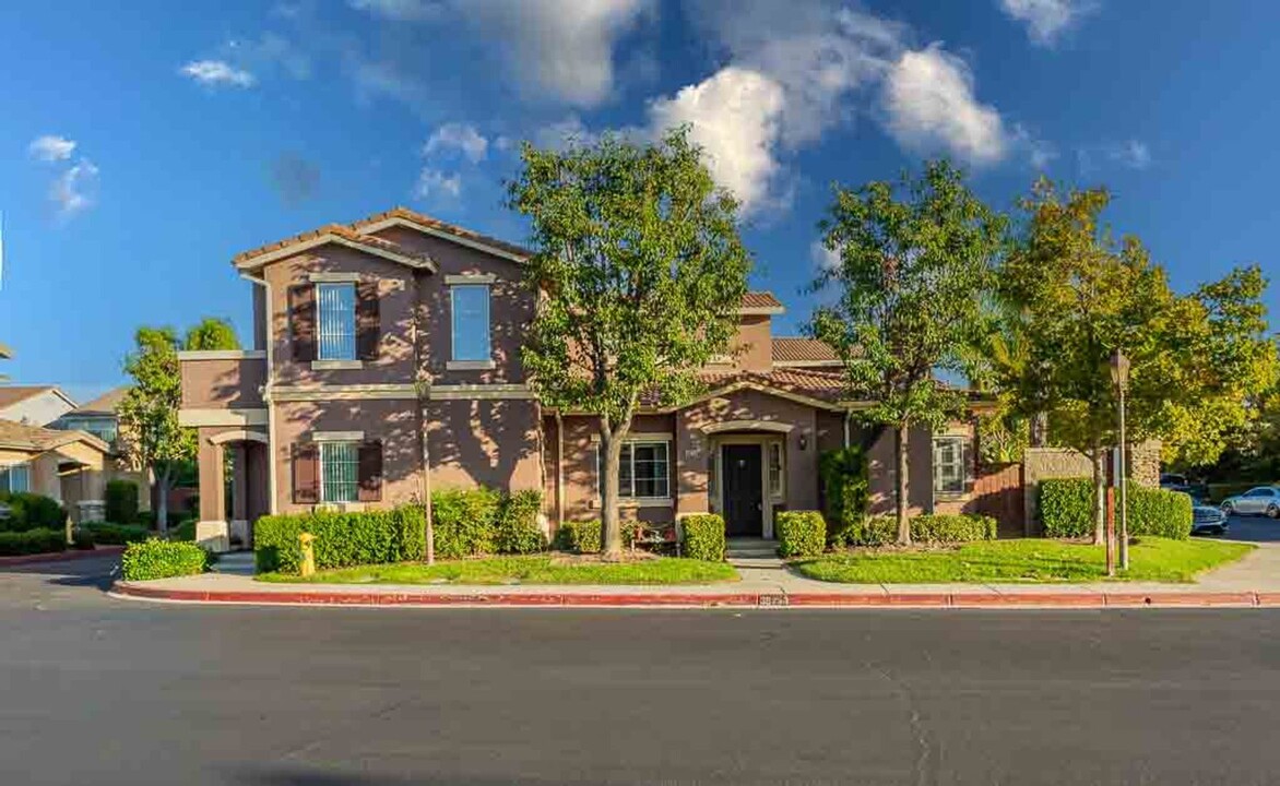 39753 Princeton Way in Murrieta, CA - Foto de edificio