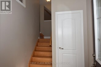 327 Doak Ln in Newmarket, ON - Building Photo - Building Photo