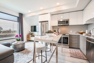 The Skylyne at Temescal in Oakland, CA - Building Photo - Building Photo