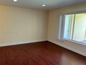 2627 NW 33rd St in Oakland Park, FL - Building Photo - Building Photo