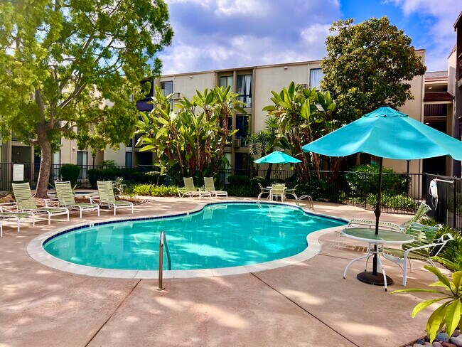 6930 Hyde Park Dr in San Diego, CA - Building Photo - Building Photo