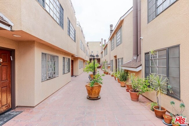 5820 Yolanda Ave in Los Angeles, CA - Building Photo - Building Photo