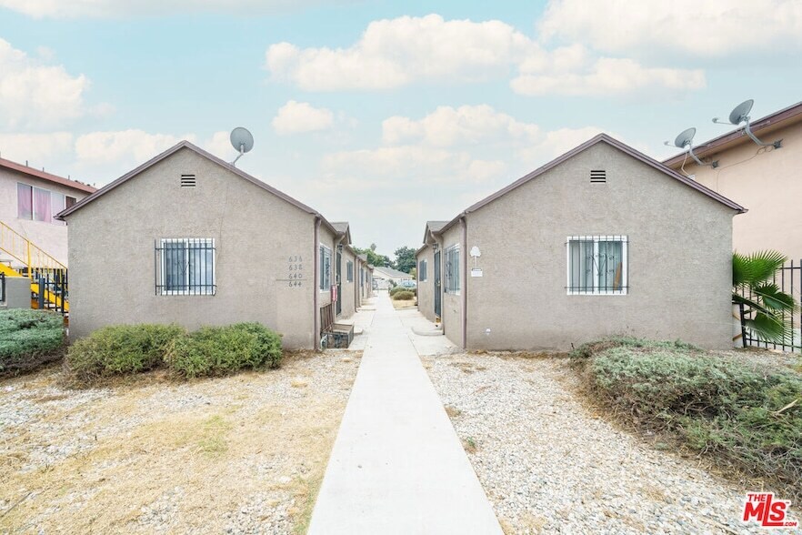 634 W 81st St in Los Angeles, CA - Building Photo