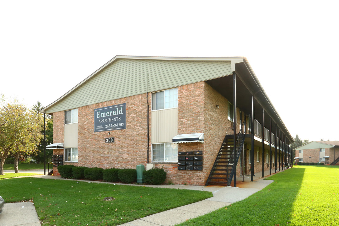 Emerald Apartments in Madison Heights, MI - Building Photo