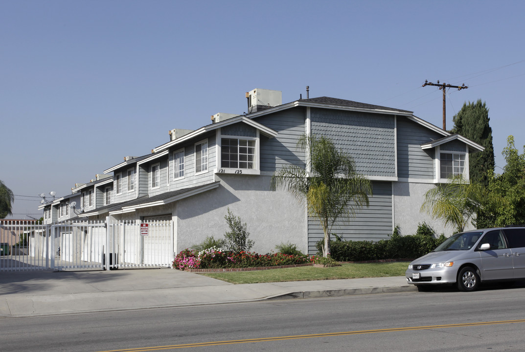 121-123 N Palm St in La Habra, CA - Building Photo