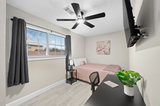 8050 Tavenor Ln in Houston, TX - Building Photo - Building Photo