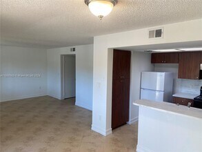 8323 Coral Lake Dr in Coral Springs, FL - Building Photo - Building Photo
