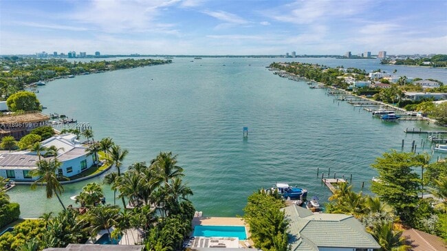 8220 Hawthorne Ave in Miami Beach, FL - Building Photo - Building Photo