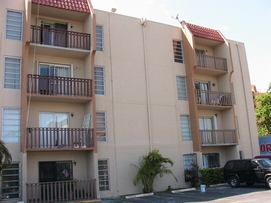 4715 NW 7th St, Unit 410 in Miami, FL - Building Photo
