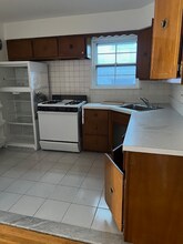 25-28 35th St, Unit 3 in Queens, NY - Foto de edificio - Building Photo