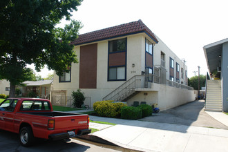 250 W Elmwood Ave in Burbank, CA - Building Photo - Building Photo