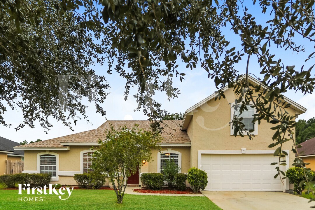 2447 Royal Pointe Dr in Green Cove Springs, FL - Building Photo