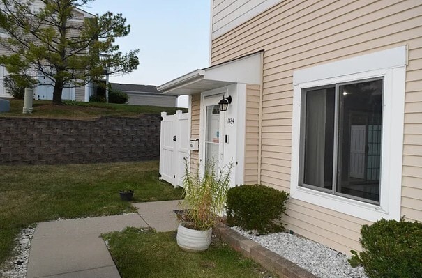 1484 Cornell Terrace in Hoffman Estates, IL - Building Photo