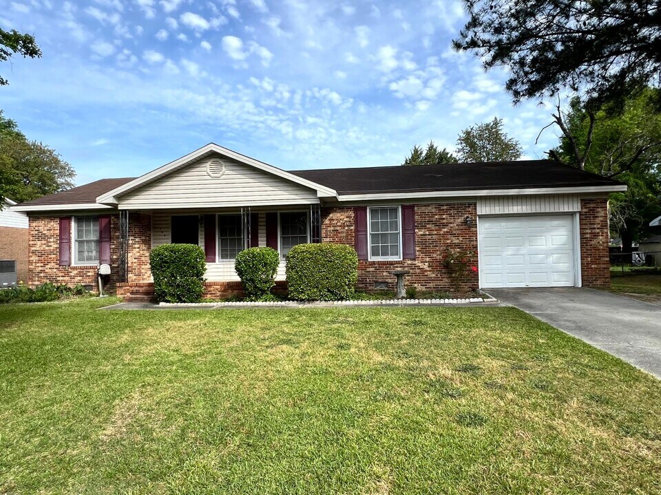 109 Deerfield Dr in Spring Lake, NC - Building Photo