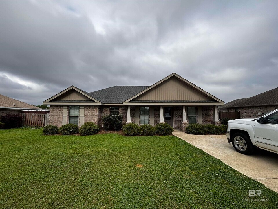 21670 Bartlett Ln in Robertsdale, AL - Building Photo