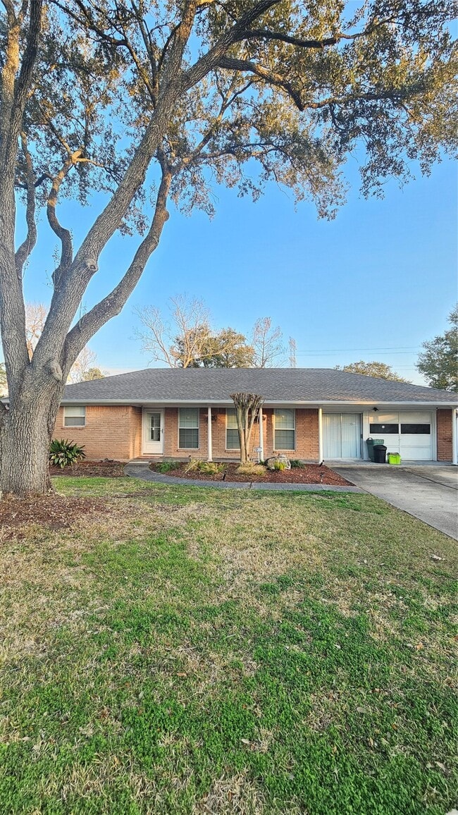 1715 Pecan Ln in Stafford, TX - Foto de edificio - Building Photo