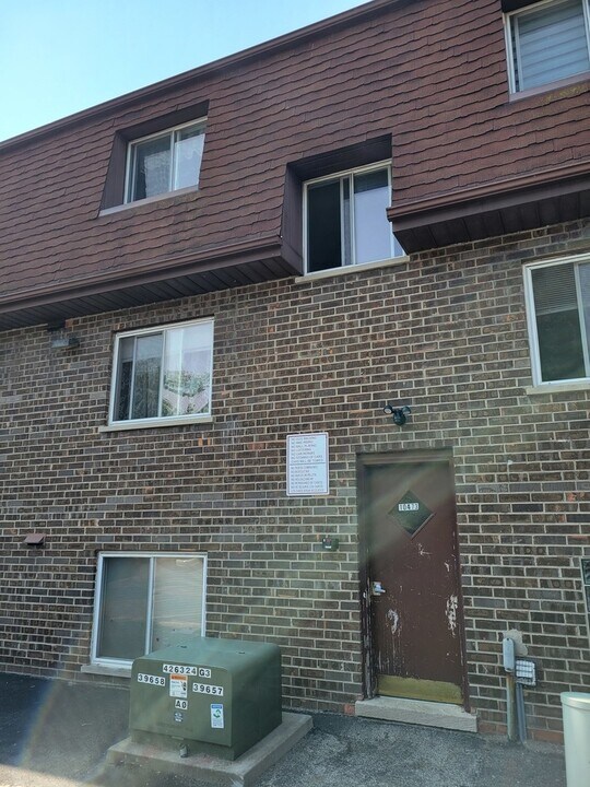 10471 Dearlove Rd in Glenview, IL - Building Photo