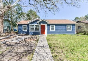 8229 Carolwood Dr in Houston, TX - Building Photo