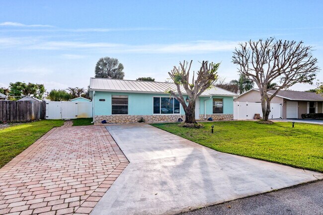 8675 SW Keathley Ct in Hobe Sound, FL - Building Photo - Building Photo