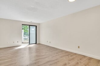 28 Village Hill Ln in Natick, MA - Building Photo - Building Photo