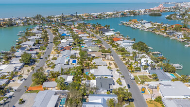 330 N Tessier Dr in St Pete Beach, FL - Foto de edificio - Building Photo