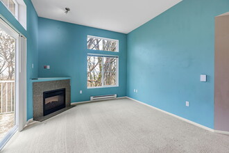 21048 40th Pl S, Unit J2 in Seatac, WA - Building Photo - Building Photo