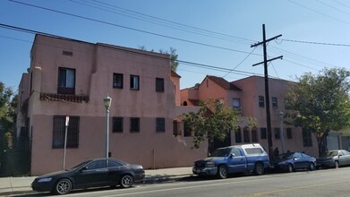 906-912 N Virgil Ave in Los Angeles, CA - Building Photo - Building Photo