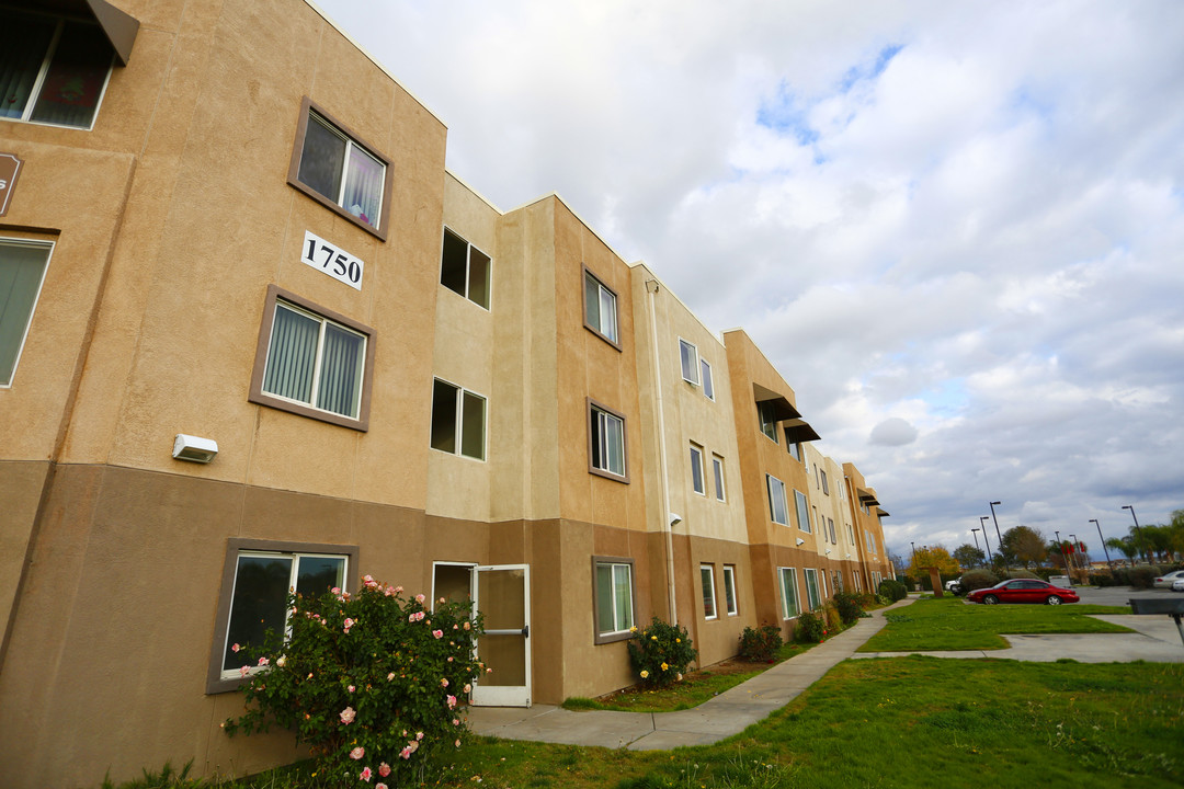 Camellia Gardens in Bakersfield, CA - Foto de edificio