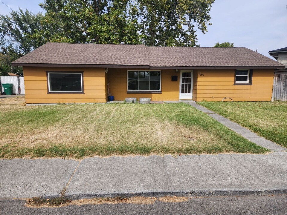 220 W 12th Ave in Kennewick, WA - Building Photo