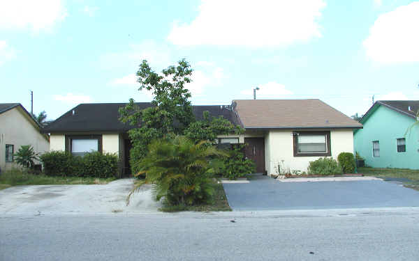 3757-3787 Mil Run Ct in Greenacres, FL - Foto de edificio