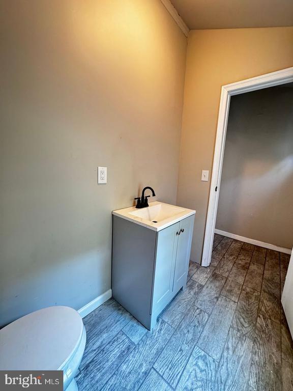 property at 2416 N Hollywood St