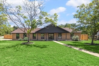 7130 Scenic Brook Dr in Austin, TX - Foto de edificio - Building Photo