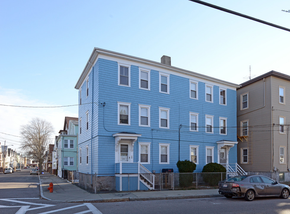 124-126 Crapo St in New Bedford, MA - Building Photo