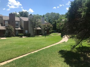 1904 Dartmouth St in College Station, TX - Foto de edificio - Building Photo