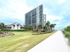 4651 Gulf Shore Blvd N in Naples, FL - Foto de edificio - Building Photo