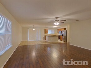 4845 Leaf Hollow Dr in Fort Worth, TX - Foto de edificio - Building Photo