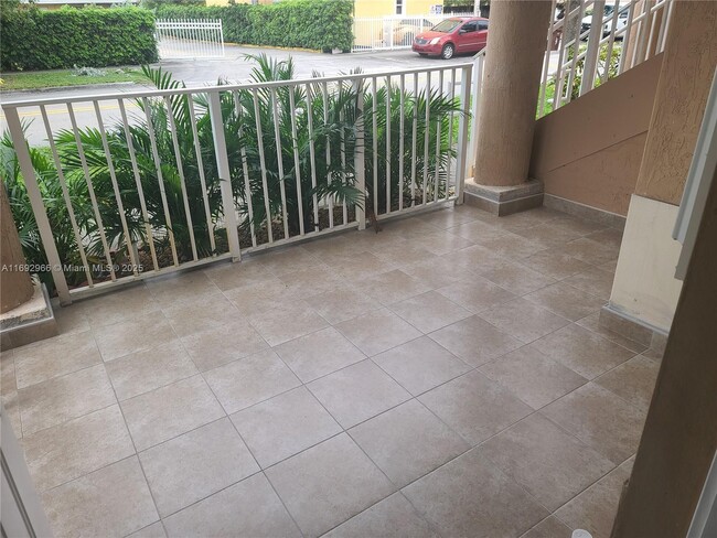 300 E 4th St in Hialeah, FL - Building Photo - Building Photo