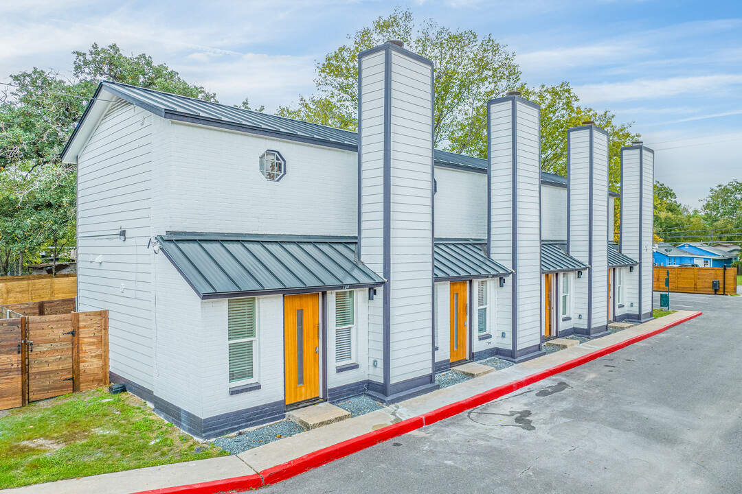 Raintree Luxury Apartments in Austin, TX - Building Photo