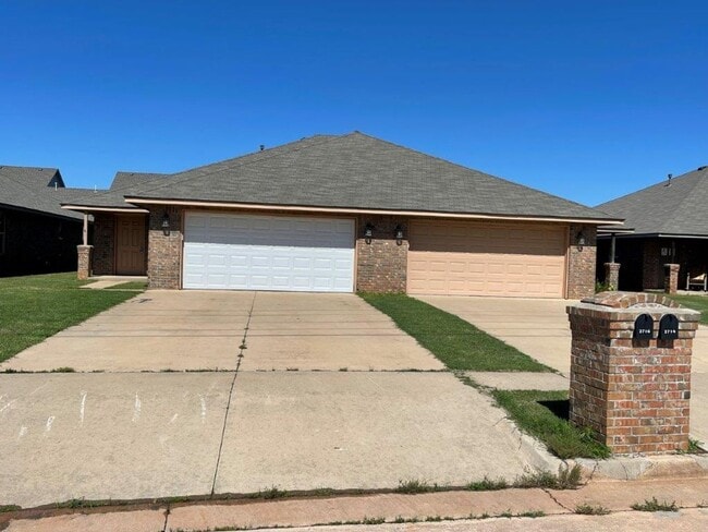 2716 Valley View Dr in Chickasha, OK - Building Photo - Building Photo