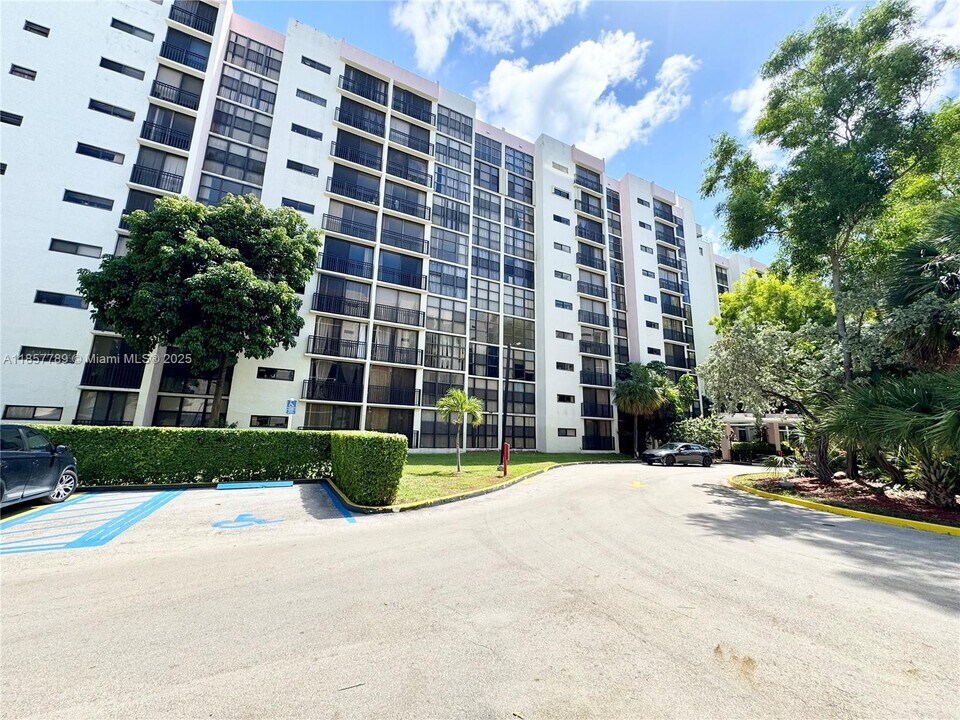 17011 N Bay Rd, Unit 902 in Sunny Isles Beach, FL - Building Photo