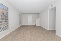 3125 Crestdale Dr, Unit 1455 in Houston, TX - Building Photo - Building Photo