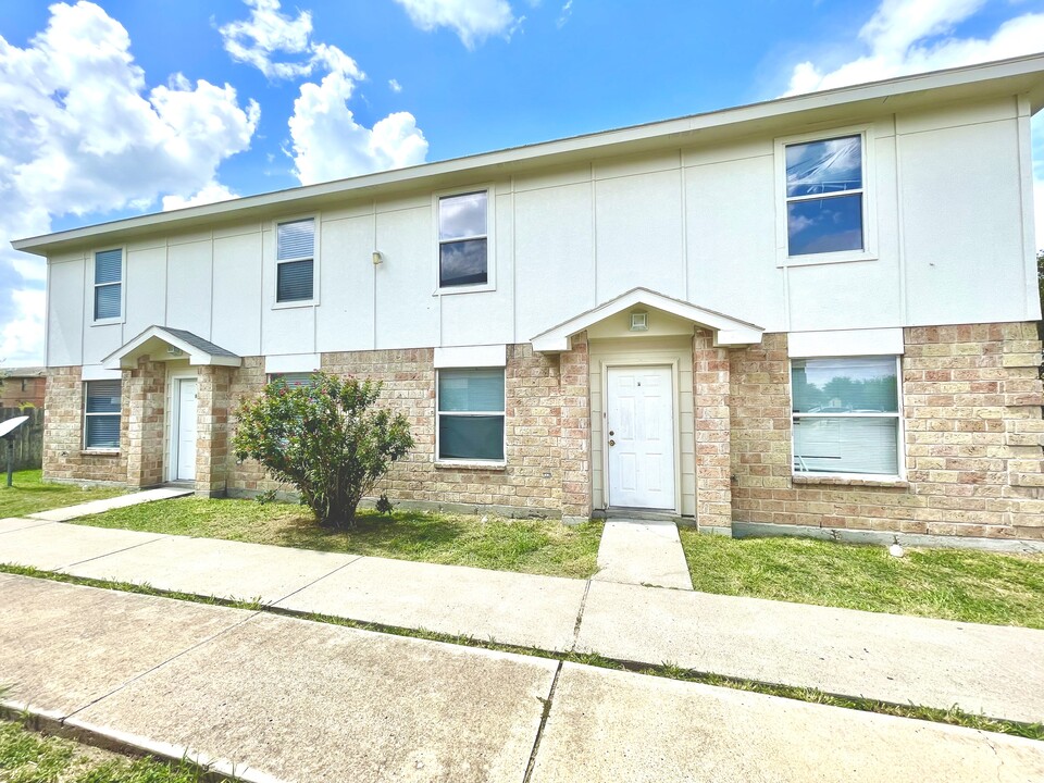 733 Sonesta Dr, Unit D in Harlingen, TX - Foto de edificio