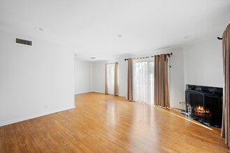 13203 Vanowen St in North Hollywood, CA - Building Photo - Building Photo
