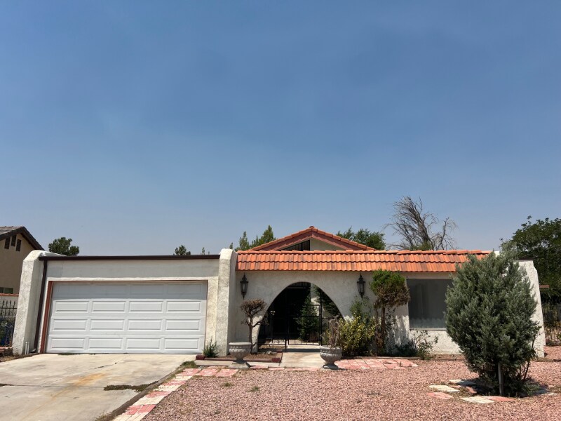 13850 Dahlgren Dr in Victorville, CA - Building Photo