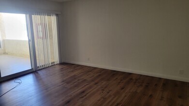 8110 Redlands St in Los Angeles, CA - Foto de edificio - Building Photo