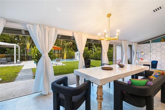 11403 NE 8th Ave in Biscayne Park, FL - Foto de edificio - Building Photo