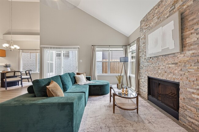 6635 Queensclub Dr in Houston, TX - Building Photo - Building Photo